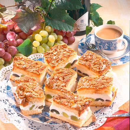 Trauben-Bienenstich mit Rieslingsahne Rezept