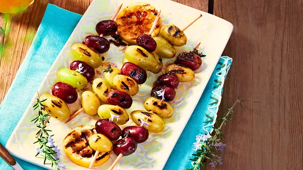 Trauben-Spieße mit Erdbeer-Joghurt-Soße Rezept - Foto: LECKER @ Bauer Media Group
