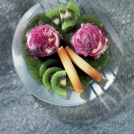Traubeneis mit Kiwisoße Rezept Traubeneis mit Kiwisoße Rezept