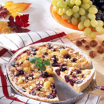 Traubenquiche mit Haselnussboden und Schmandguss Rezept Traubenquiche mit Haselnussboden und Schmandguss Rezept