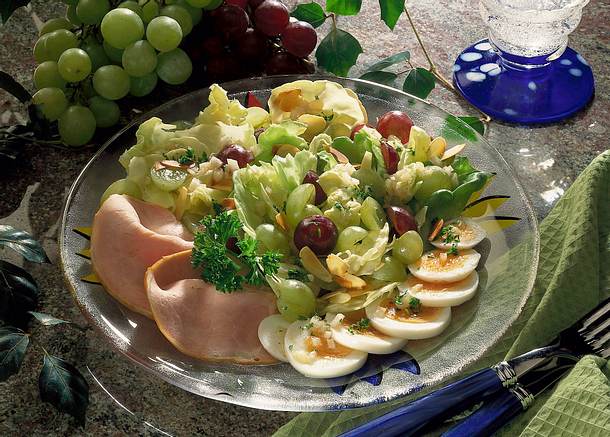 Traubensalat mit Ei und Kasseler Rezept