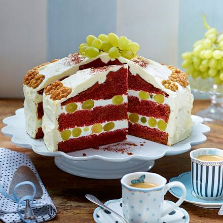 Traubentorte mit Rotweinrührteig, Quarkcreme und karamellisierten Walnüssen Rezept Traubentorte mit Rotweinrührteig, Quarkcreme und karamellisierten Walnüssen Rezept