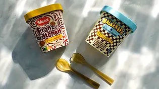 Links das geöffnete Cookie-Dough-Eis von Mucci im Vergleich mit dem geöffneten Franzbrötchen-Eis von Mälzer & Fu. - Foto: LECKER @ Bauer Media Group / Nicole Molitor