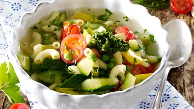 Trennkost-Schlanksuppe mit Tomate und Pesto Rezept - Foto: LECKER @ Bauer Media Group