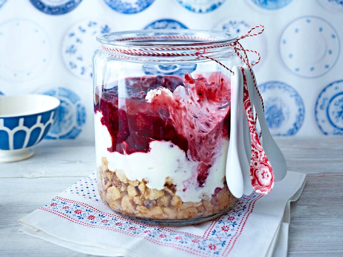 Trifle mit Schmandsahne und Beerengrütze Rezept | LECKER