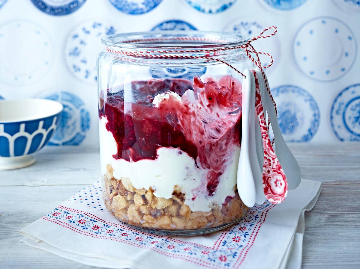 Trifle mit Schmandsahne und Beerengrütze Rezept