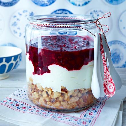 Trifle mit Schmandsahne & Grütze Rezept