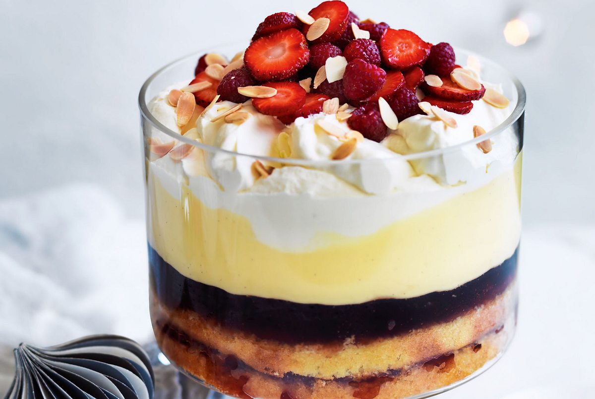 Trifle mit Traubengelee und Beeren Rezept