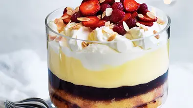 Trifle mit Traubengelee und Beeren Rezept - Foto: LECKER @ Bauer Media Group