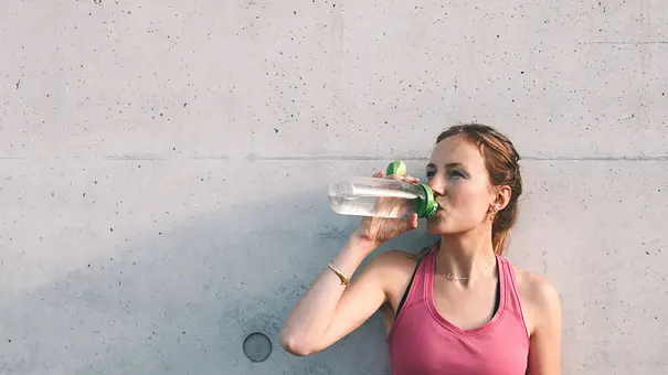 Sportliche Frau trinkt aus Trinkflasche - Foto: iStock / golero Sportliche Frau trinkt aus Trinkflasche - Foto: iStock / golero