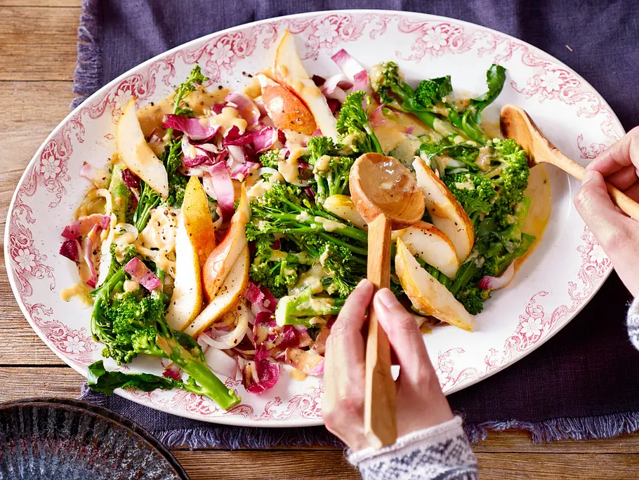 Trio aus Brokkolini, Chicorée und Birne Rezept Trio aus Brokkolini, Chicorée und Birne Rezept