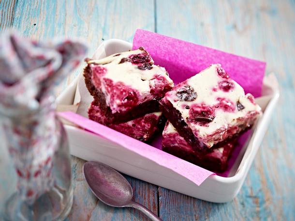 Tripple Chocolate Brownie mit Frischkäse-Himbeer-Guss Rezept Tripple Chocolate Brownie mit Frischkäse-Himbeer-Guss Rezept