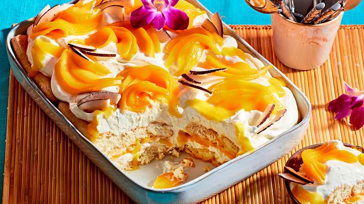 Leuchtendes Mango-Tiramisu geschichtet in einer Steingut-Auflaufform - Foto: House of Food / Bauer Food Experts KG