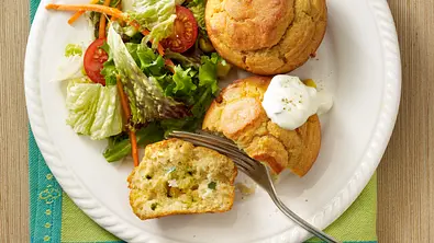 Tsatsiki-Muffins mit Salat Rezept - Foto: LECKER @ Bauer Media Group
