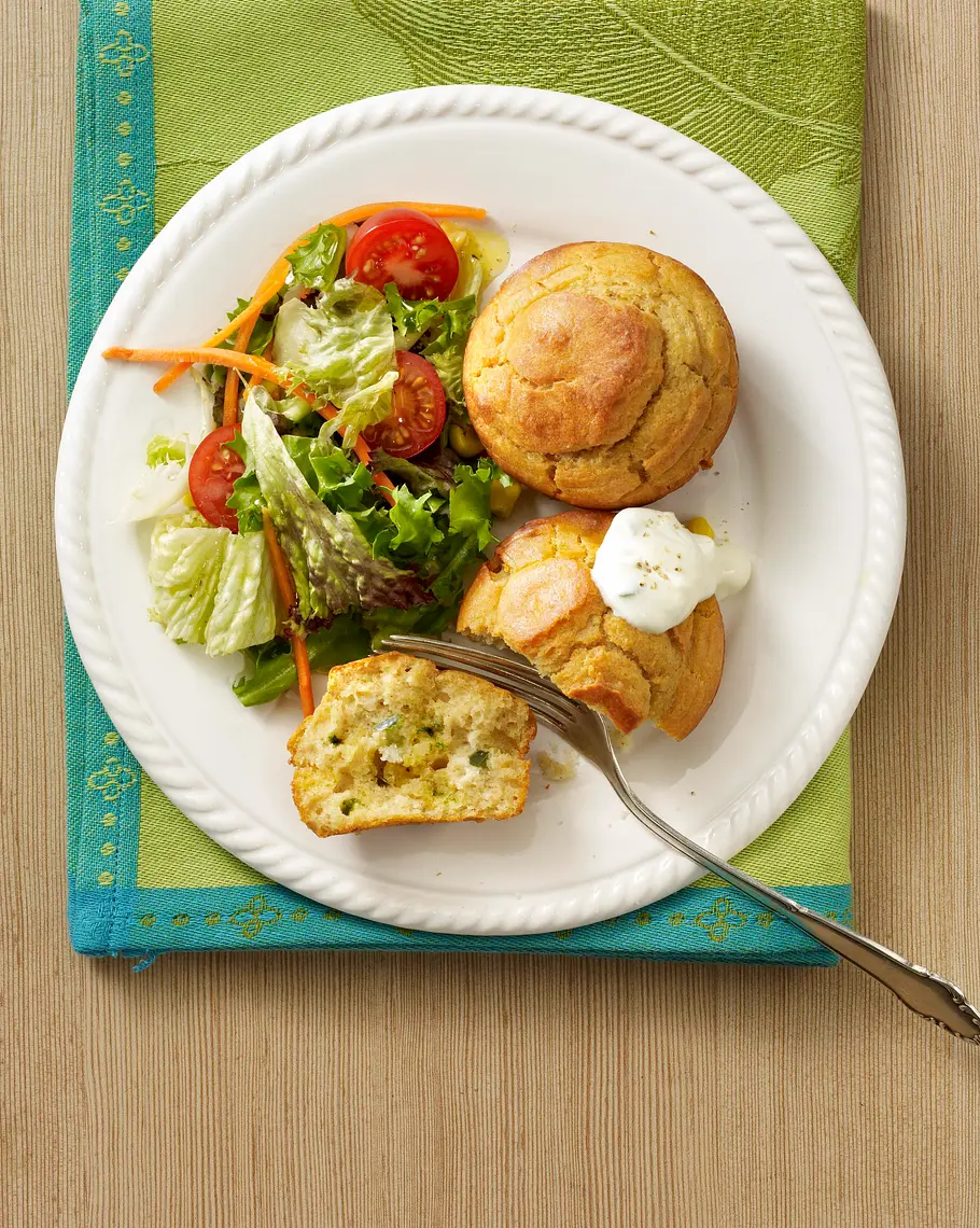 Tsatsiki-Muffins mit Salat Rezept Tsatsiki-Muffins mit Salat Rezept