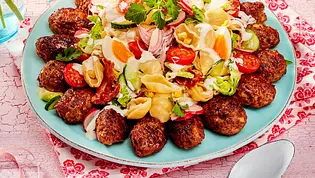 Tsatsiki-Nudelsalat und Bifteki angerichtet auf einem großen türkisen Teller - Foto: LECKER @ Bauer Media Group