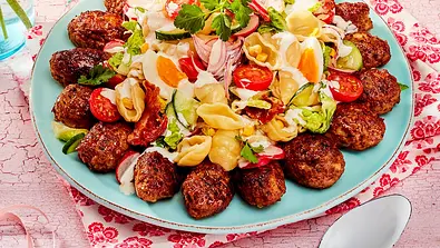 Tsatsiki-Nudelsalat und Bifteki angerichtet auf einem großen türkisen Teller - Foto: LECKER @ Bauer Media Group