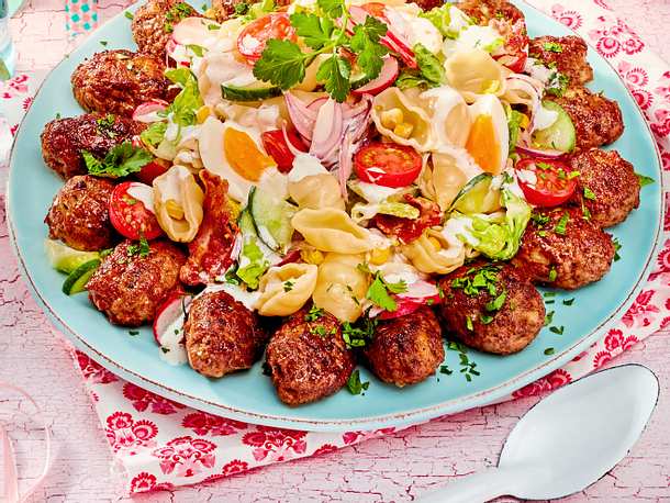 Tsatsiki-Nudelsalat mit Mini-Bifteki Rezept