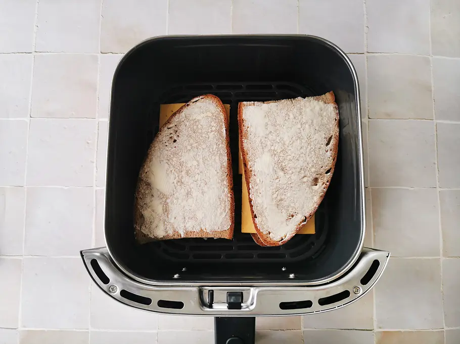 Zwei ungebackene Tuna-Melt-Sandwiches in einer Airfryer-Schublade