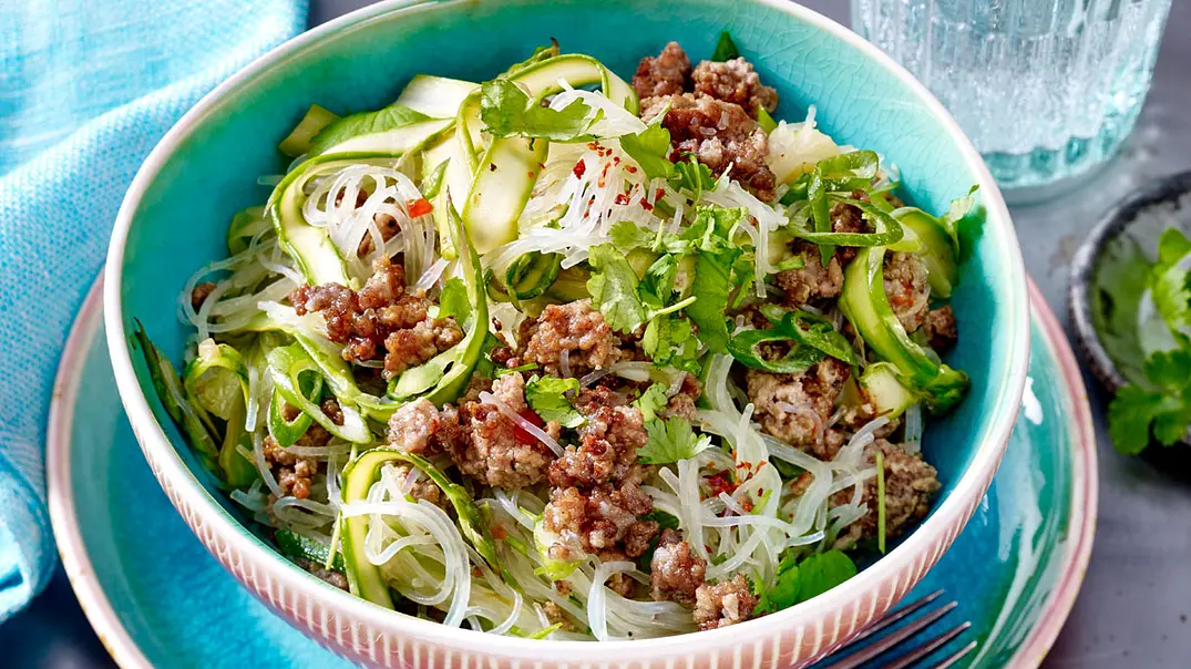 Turbo-Glasnudelsalat mit Hack Rezept - Foto: LECKER @ Bauer Media Group Turbo-Glasnudelsalat mit Hack Rezept - Foto: LECKER @ Bauer Media Group