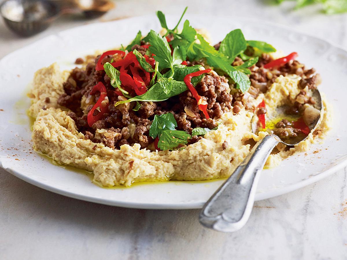 Hummus mit Chili-Zimt-Hack und Koriander