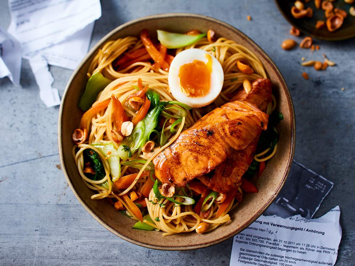 Turbo-Lachs-Bowl mit Erdnuss-Crunch Rezept