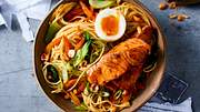 Turbo-Lachs-Bowl mit Erdnuss-Crunch Rezept - Foto: House of Food / Bauer Food Experts KG