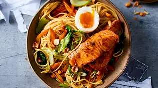 Turbo-Lachs-Bowl mit Erdnuss-Crunch Rezept - Foto: LECKER @ Bauer Media Group Turbo-Lachs-Bowl mit Erdnuss-Crunch Rezept - Foto: LECKER @ Bauer Media Group