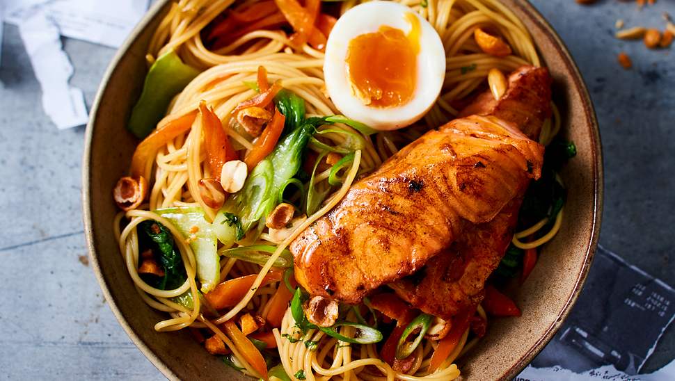 Turbo-Lachs-Bowl mit Erdnusscrunch - Foto: House of Food / Bauer Food Experts KG