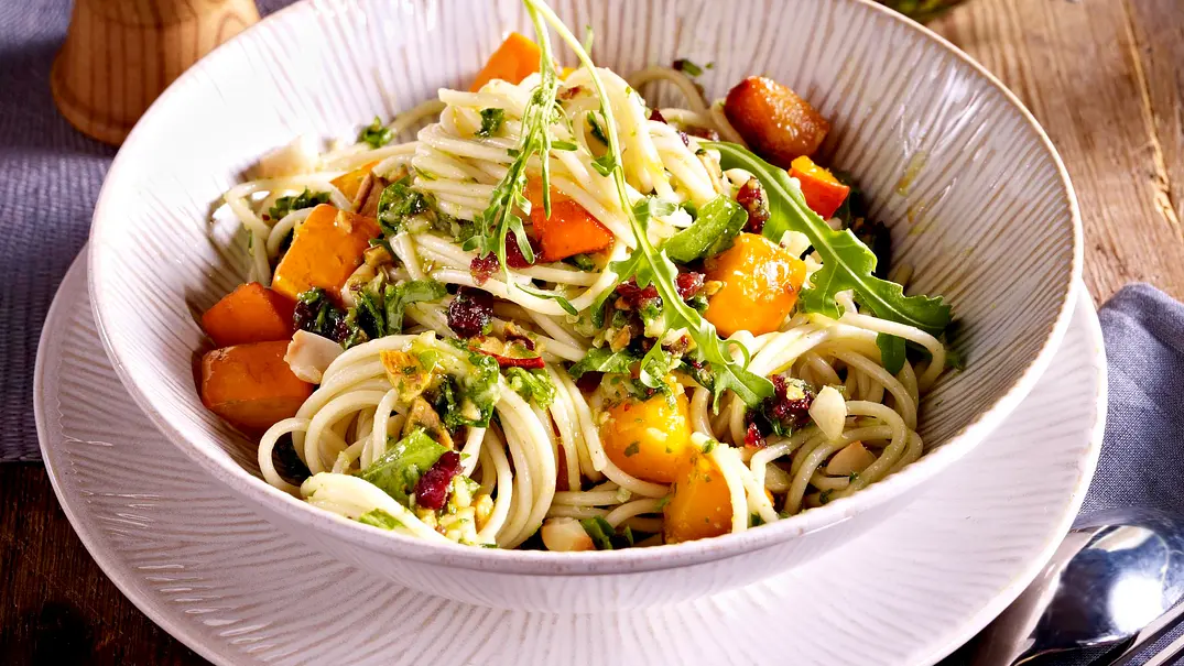 Turbo-Pasta mit Kürbis und Cranberrypesto Rezept - Foto: LECKER @ Bauer Media Group Turbo-Pasta mit Kürbis und Cranberrypesto Rezept - Foto: LECKER @ Bauer Media Group
