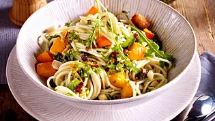Turbo-Pasta mit Kürbis und Cranberrypesto Rezept - Foto: LECKER @ Bauer Media Group Turbo-Pasta mit Kürbis und Cranberrypesto Rezept - Foto: LECKER @ Bauer Media Group