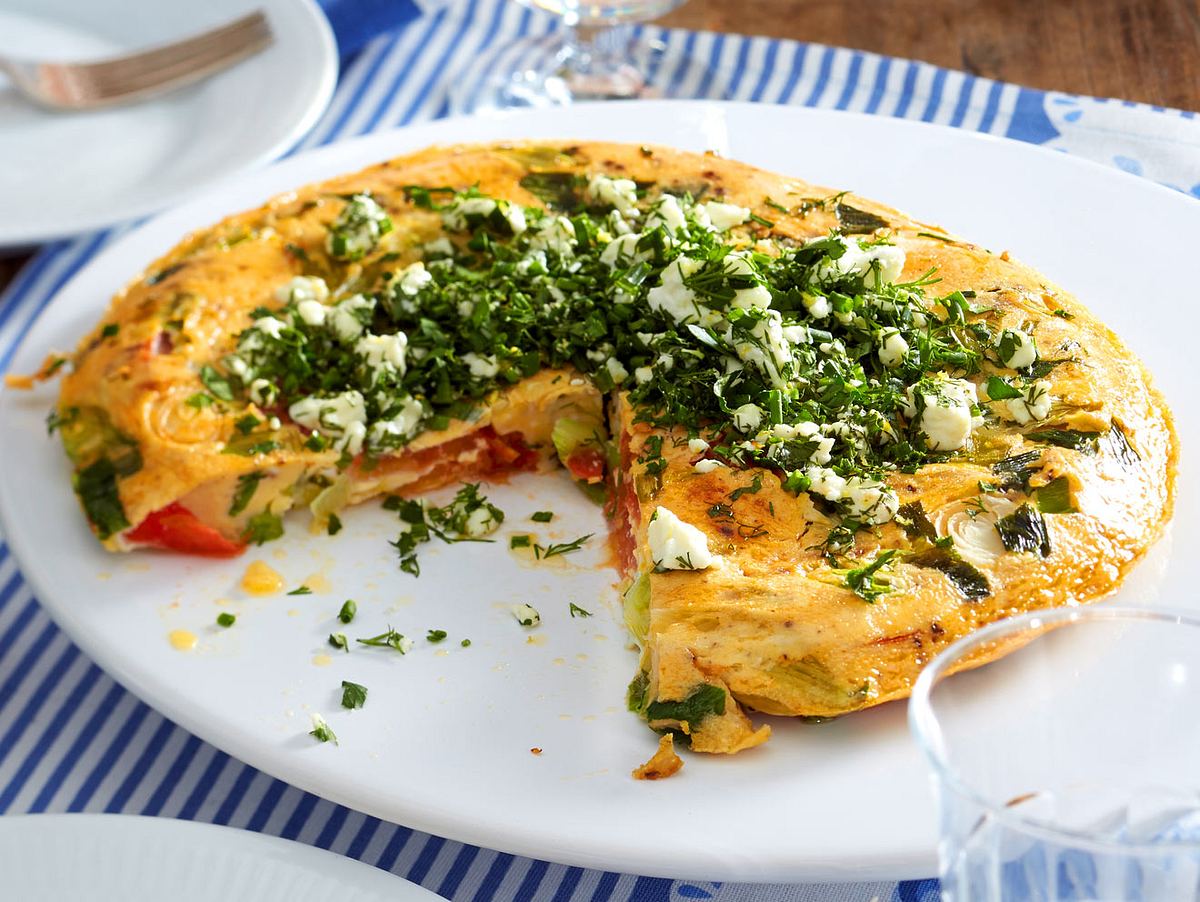 Turbo-Tomaten-Lauch-­Frittata mit Kräutertopping Rezept