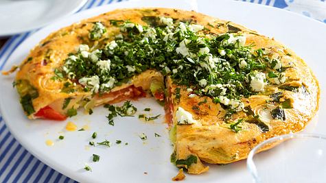 Turbo-Tomaten-Lauch-­Frittata mit Kräutertopping Rezept - Foto: House of Food / Bauer Food Experts KG