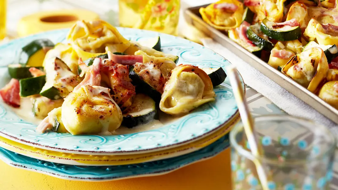 Turbo-Tortelloni mit Zucchini vom Blech Rezept - Foto: LECKER @ Bauer Media Group Turbo-Tortelloni mit Zucchini vom Blech Rezept - Foto: LECKER @ Bauer Media Group