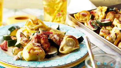 Turbo-Tortelloni mit Zucchini vom Blech Rezept - Foto: LECKER @ Bauer Media Group