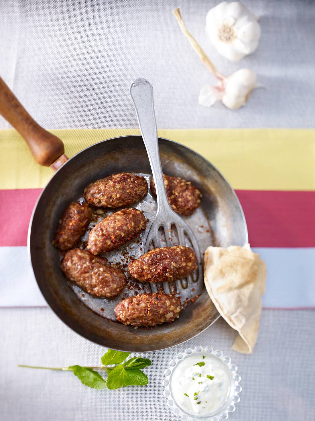 Türkische Köfte mit Minz-Joghurt-Dip Rezept | LECKER