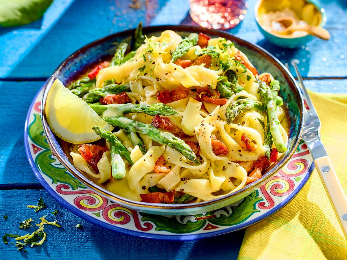 Twisted Tagliatelle in cremiger Carbonara-Hollandaise Rezept