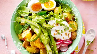 Übelst gute Ofenkartoffeln mit Grünzeug Rezept - Foto: LECKER @ Bauer Media Group