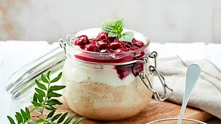 Über-Nacht-Müsli mit Kirschkompott Rezept - Foto: LECKER @ Bauer Media Group Über-Nacht-Müsli mit Kirschkompott Rezept - Foto: LECKER @ Bauer Media Group