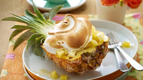 Überbackene Ananas mit Vanilleeis und Baiserhaube Rezept - Foto: House of Food / Bauer Food Experts KG