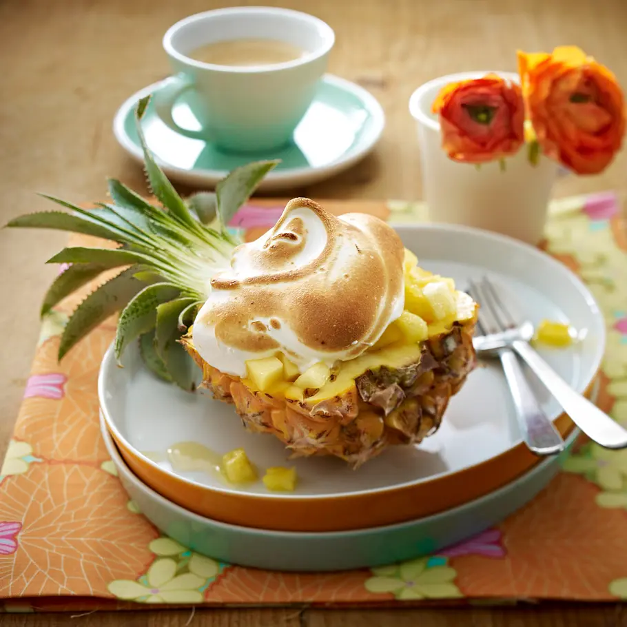 Überbackene Ananas mit Vanilleeis und Baiserhaube Rezept Überbackene Ananas mit Vanilleeis und Baiserhaube Rezept