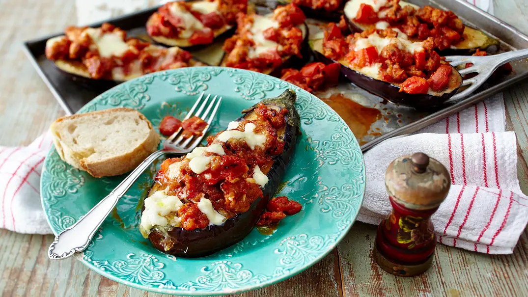 Überbackene Auberginen mit Salsicce Rezept - Foto: LECKER @ Bauer Media Group Überbackene Auberginen mit Salsicce Rezept - Foto: LECKER @ Bauer Media Group