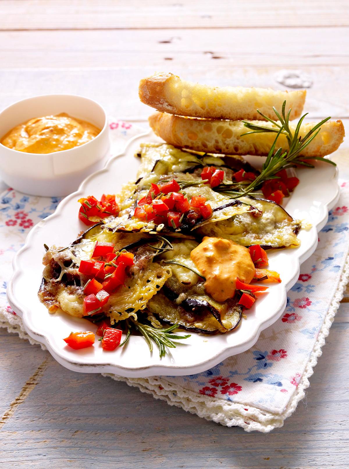 Überbackene Auberginen-Schnitzel mit Bohnenfüllung zu Aiwar-Schmand Rezept