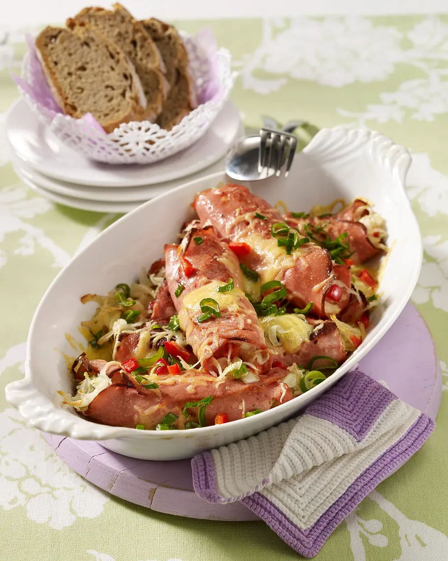 Überbackene Fleischkäseröllchen mit Weißkrautsalat Rezept Überbackene Fleischkäseröllchen mit Weißkrautsalat Rezept