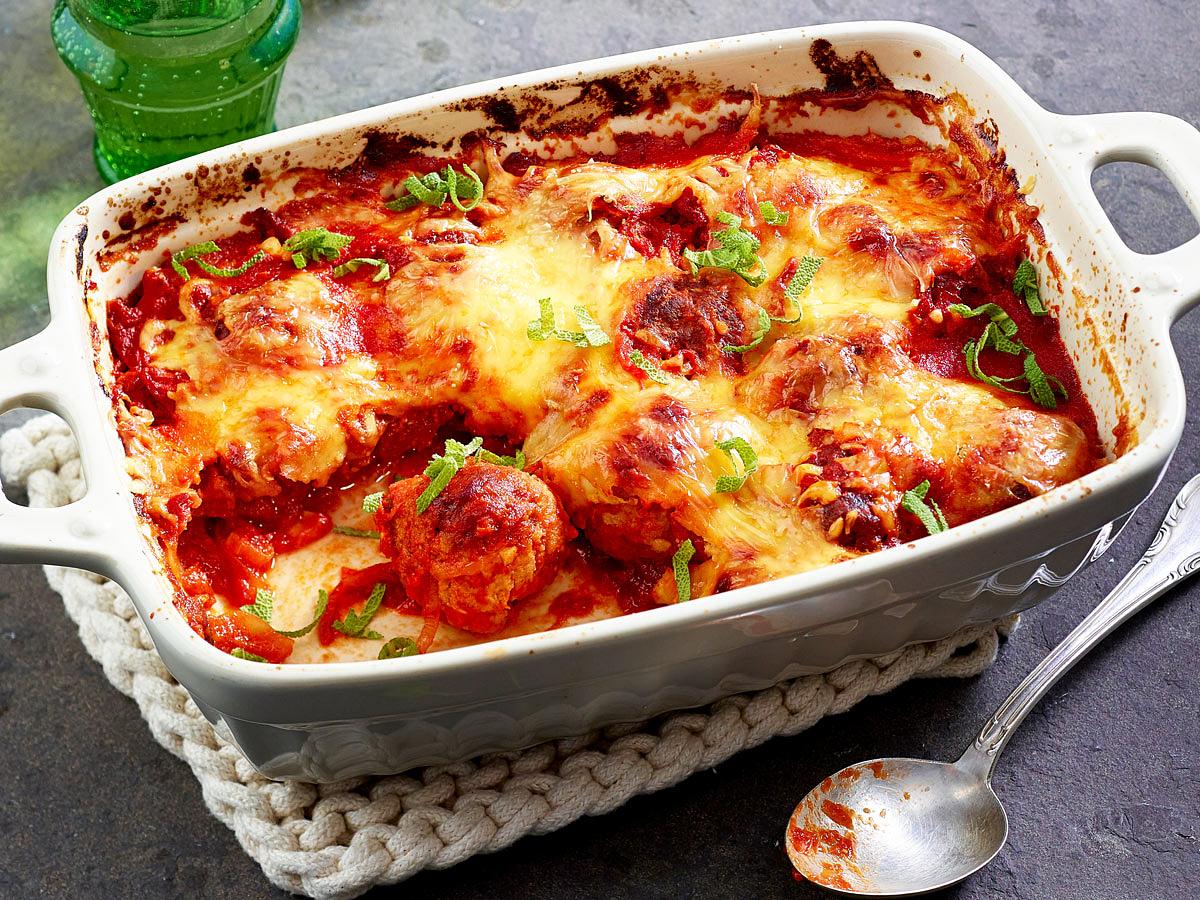 Überbackene Hackbällchen in Tomatensoße Rezept