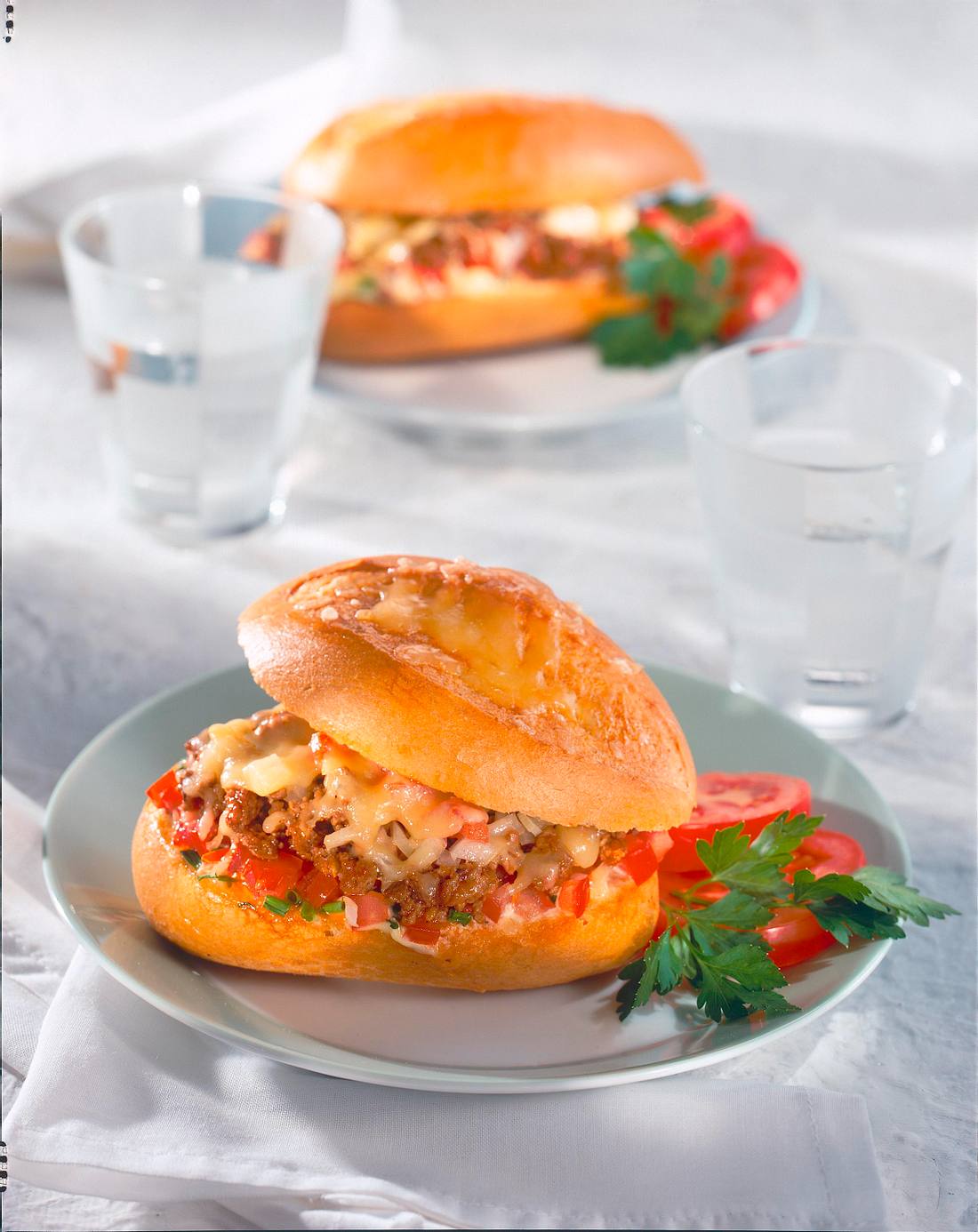 Überbackene Hackfleisch-Baguettebrötchen Rezept | LECKER