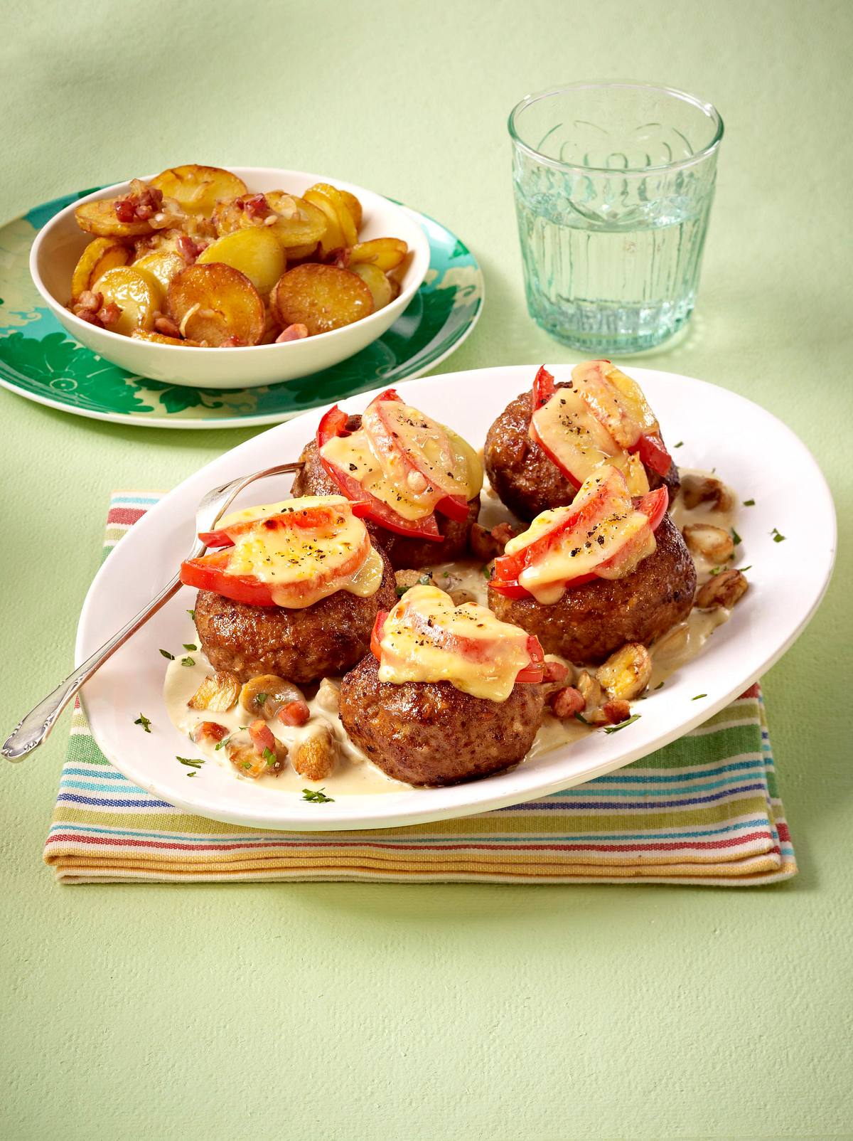 Überbackene Hacksteaks mit Jägersoße und Bratkartoffeln Rezept