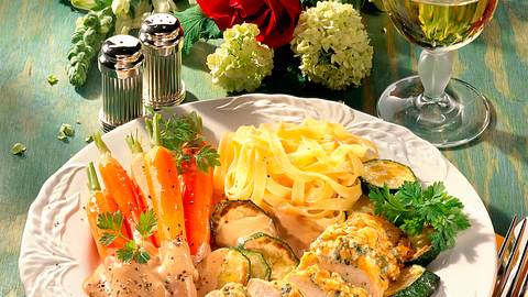 Überbackene Hähnchenfilets mit Käsekruste Rezept - Foto: House of Food / Bauer Food Experts KG