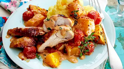 Überbackene Hähnchenteile mit Sahnekürbis und Tomaten Rezept - Foto: LECKER @ Bauer Media Group