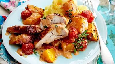 Überbackene Hähnchenteile mit Sahnekürbis und Tomaten Rezept - Foto: LECKER @ Bauer Media Group